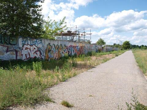 Hinterlandmauer mit Kolonnenweg am Nordbahnhof Hinterlandmauer mit Kolonnenweg am Nordbahnhof