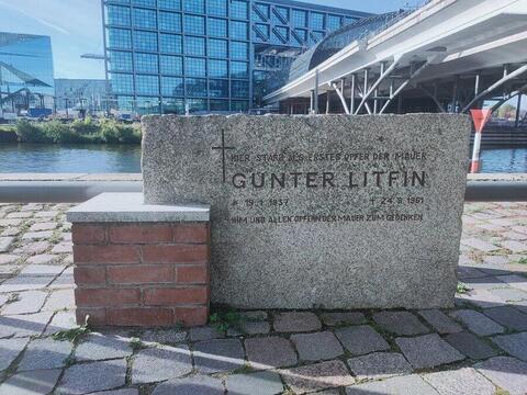 Gedenkstein für den ersten durch Schüsse getöteten Mauertoten Günter Litfin