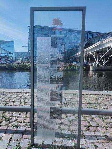 Gedenktafel für das erste durch Schüsse getötete Maueropfer