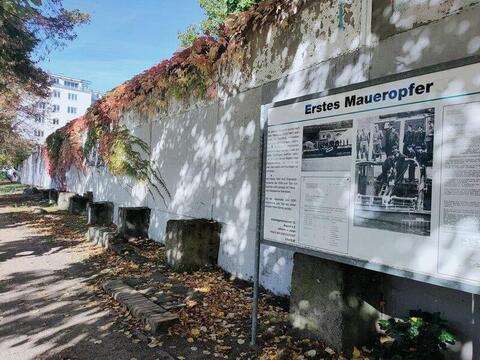 Reste der Hinterlandmauer im Invalidenfriedhof