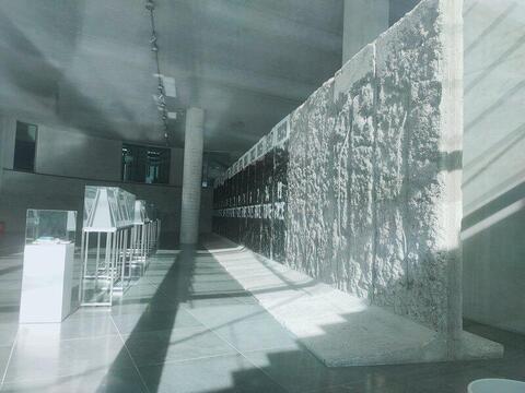 Reste der Mauer integriert in das Marie-Elisabeth Lüders Haus (Regierungsviertel)