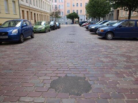 Bitumenflecken als Reste einer Sperranlage in der Rheinsberger Straße