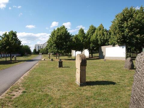 Fragmente der Hinterlandmauer auf dem Invalidenfriedhof mit Kolonnenweg