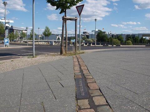 gepflasterter Streifen zur Dokumentation des Verlaufs der Berliner Mauer