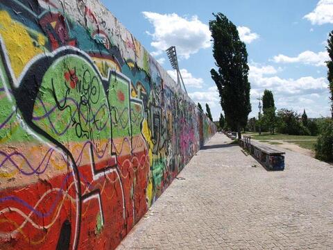 Teile der Hinterlandmauer im Mauerpark